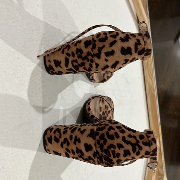 Womens cheetah print ankle strap open toe sandals. - Picture 4 of 4